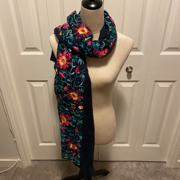 Women’s embroidered scarf - Picture 4 of 5